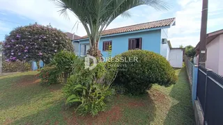 Fachada de uma casa em Lajeado, Brasil, com jardim e vegetação exuberante.