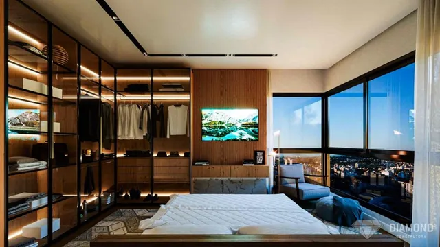 Quarto com cabeceira de madeira e vista da cidade através de grandes janelas.