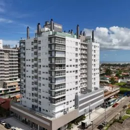 Fachada de um edifício residencial alto em Lajeado, Brasil.