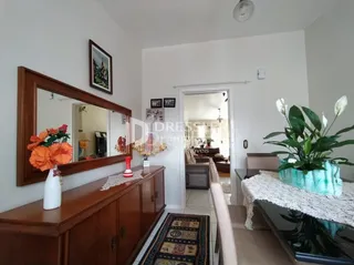 Sala de estar com móveis de madeira e espelho.