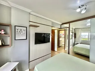 Quarto com cama e parede decorada em um imóvel no Brasil.
