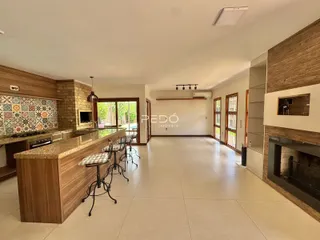 Vista ampla da sala de estar e cozinha de um imóvel em Lajeado, Brasil.