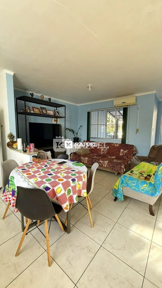 Sala de estar com sofá e mesa de centro.
