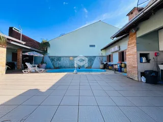 Piscina externa e área de lazer de um imóvel em Lajeado.
