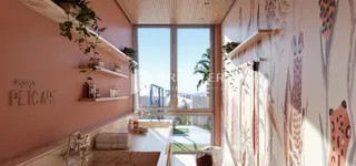 Interior de uma sala com paredes cor de rosa e uma grande janela.