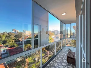 Varanda com vista para a paisagem urbana de Lajeado.
