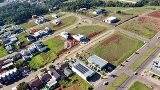 Vista aérea de uma área rural com campos e algumas construções em Lajeado.