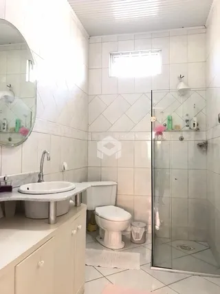 Foto de um banheiro interno com piso de cerâmica e box de vidro.