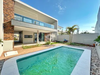 Fachada de casa moderna com piscina e deck no Brasil.
