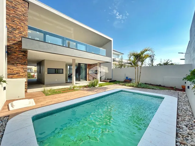 Fachada de casa moderna com piscina e deck no Brasil.