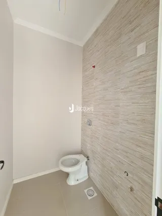 Foto de um banheiro com revestimento de cerâmica nas paredes.