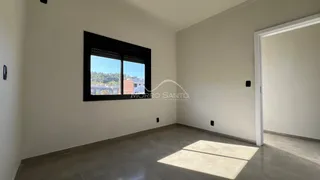 Foto de um cômodo interno com uma janela que oferece uma vista da paisagem externa.