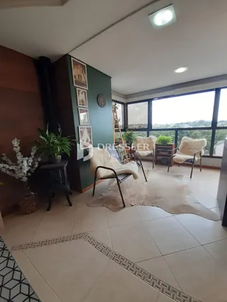 Sala de estar com vista para o exterior e piso de cerâmica.