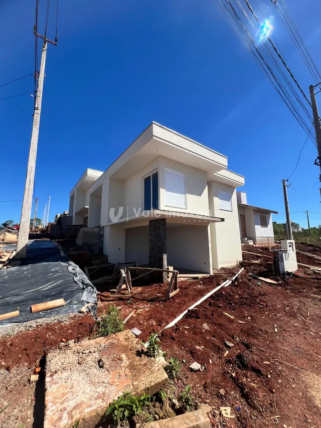 Casa geminada com 2 dormitórios