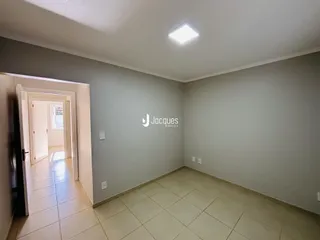 Hall de entrada com piso de cerâmica clara.
