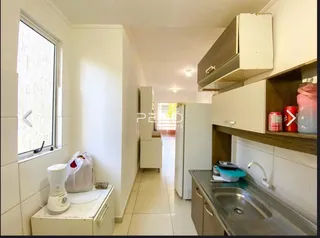Vista de um corredor de cozinha em um imóvel no Brasil.