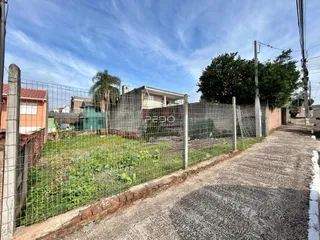 Vista da propriedade com cerca de arame.