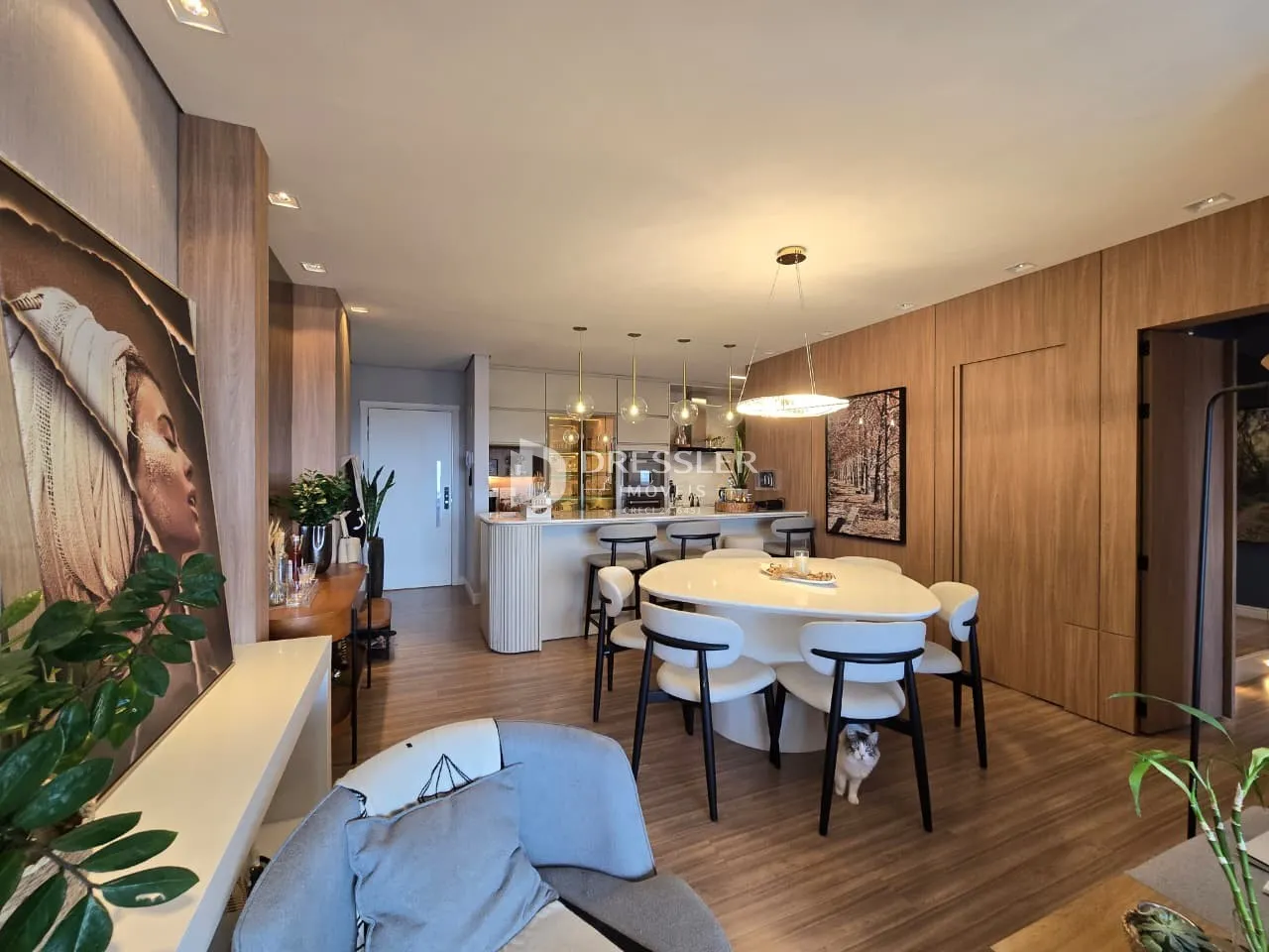 Ambiente moderno com sala de jantar e cozinha em um imóvel no Brasil.