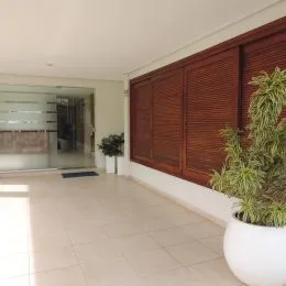 Foto interna de uma sala com painéis de madeira.
