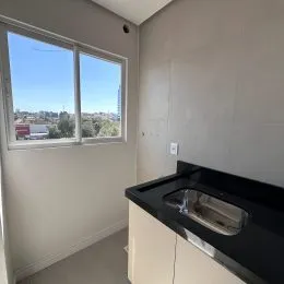 Foto de uma bancada escura em um ambiente interno.