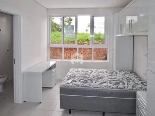 Quarto com cama e armário em um imóvel no Brasil.