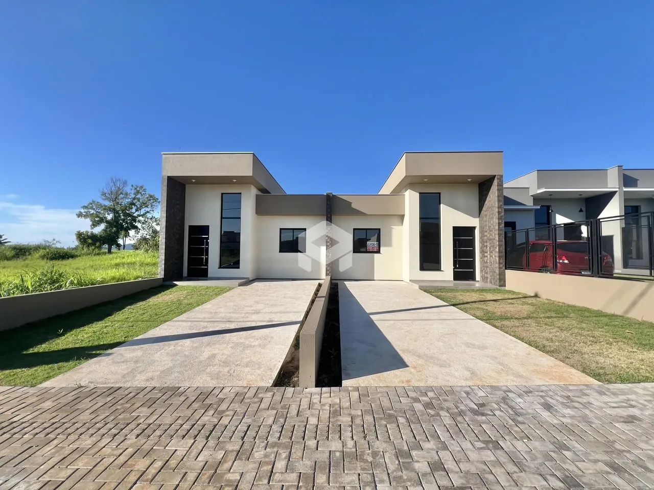 A fachada de uma casa moderna em Lajeado, Brasil.