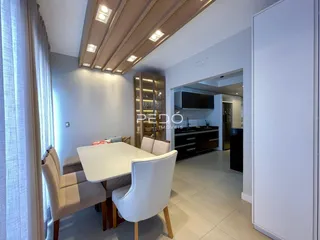 Vista de uma sala de jantar com grandes janelas em um imóvel no Brasil.