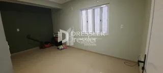 Quarto interno com piso de cerâmica e paredes claras.