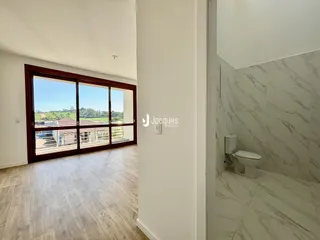 Sala de estar com grande janela de vista para a paisagem.