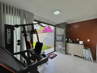 Interior de uma sala com vista para o jardim através de portas de vidro.