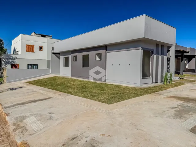Fachada de uma residência moderna em Lajeado, Brasil, com jardim frontal.