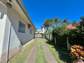 Fachada de uma residência em Lajeado, Brasil, com jardim e caminho.