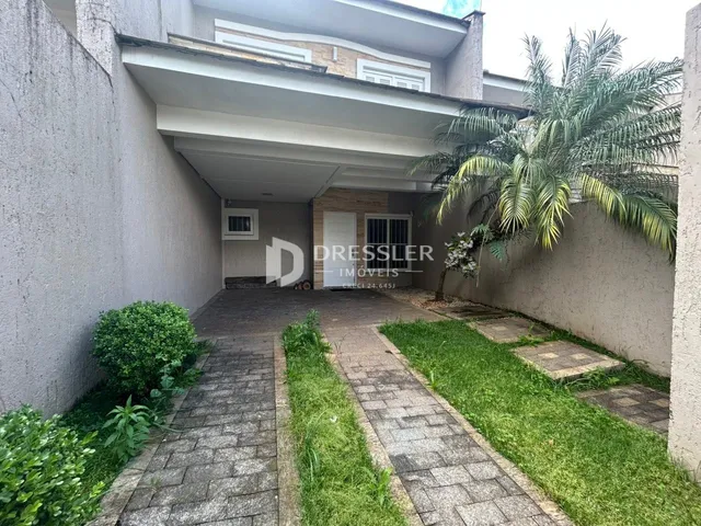Fachada de uma residência em Lajeado, Brasil, com jardim e calçada.