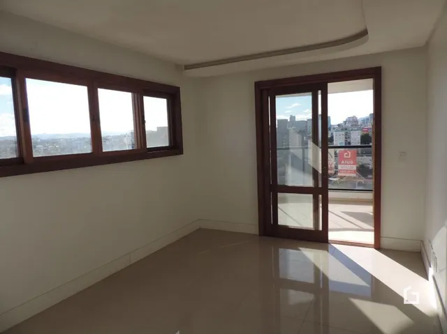 Ambiente interno com vista para a paisagem da cidade.