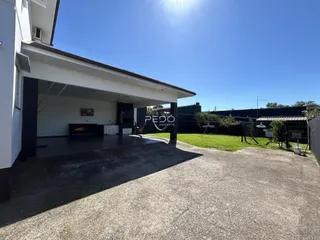 Fachada de uma residência em Lajeado, Brasil, com área coberta.