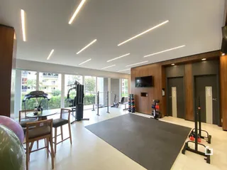 Sala de estar moderna com grande janela de vidro.