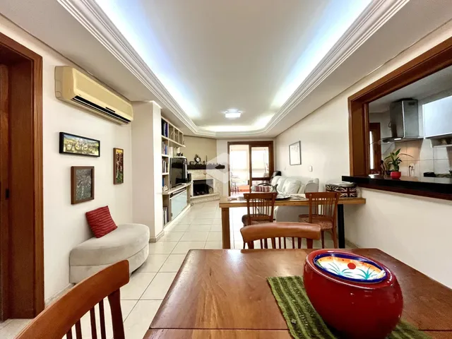 Ambiente interno de uma sala de estar e jantar com piso de cerâmica.