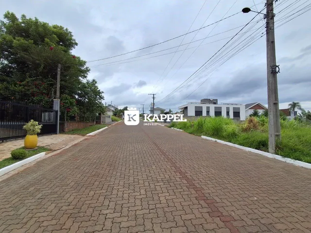 Vista da rua pavimentada em uma área residencial em Lajeado, Brasil.
