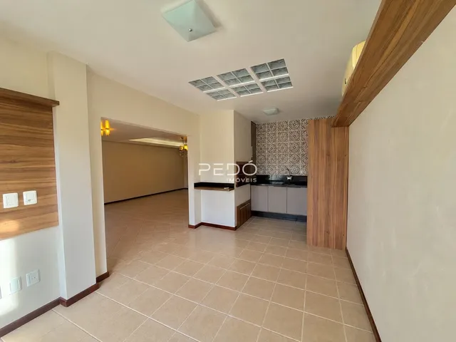 Hall de entrada com piso de cerâmica e detalhes em madeira.
