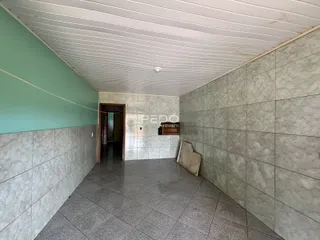 Corredor interno com paredes em tons de verde e cinza.