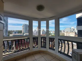 Vista da área externa com janelas amplas de um imóvel em Lajeado.