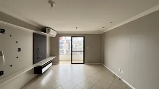 Esta é uma foto de um ambiente interno com piso de cerâmica e uma porta de vidro que dá para uma vista urbana.