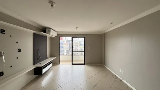 Esta é uma foto de um ambiente interno com piso de cerâmica e uma porta de vidro que dá para uma vista urbana.