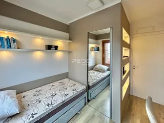 Quarto com cama e estantes em um imóvel.