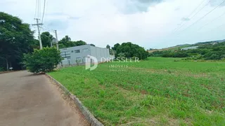 Vista externa de um imóvel com um terreno gramado e vegetação ao redor.