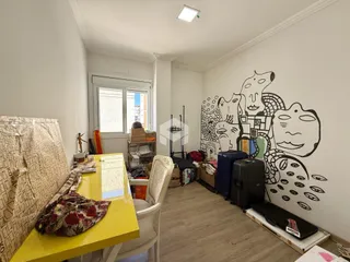 Quarto interno com parede decorada e janela.