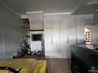 Ambiente interno com armários brancos e lareira em um imóvel.