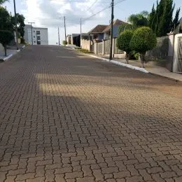 Vista da rua pavimentada em uma residência em Lajeado, Brasil.