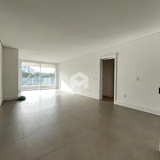 A sala de estar de um imóvel em Lajeado, Brasil, com piso de cerâmica claro.