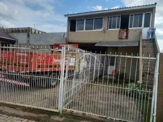 Foto da fachada de uma residência em Lajeado, Brasil, com grade de proteção na frente.
